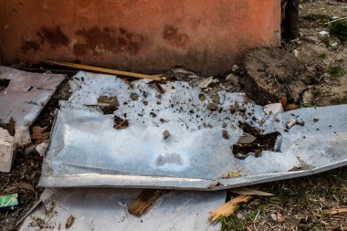 Kherson City 'deki topçu birliğinin hasar verdiği binanın dibinde enkaz var. Kherson şehri sürekli olarak Rus bombardımanı altındadır. Çok az sivil kalmıştır ve tüm işletmeler kapanmıştır. Binalar sivil hedeflerdir..