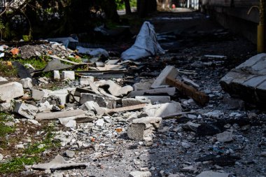 Kherson City 'deki topçu birliğinin hasar verdiği binanın dibinde enkaz var. Kherson şehri sürekli olarak Rus bombardımanı altındadır. Çok az sivil kalmıştır ve tüm işletmeler kapanmıştır. Binalar sivil hedeflerdir..