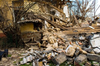 Kherson City 'deki topçu birliğinin hasar verdiği binanın dibinde enkaz var. Kherson şehri sürekli olarak Rus bombardımanı altındadır. Çok az sivil kalmıştır ve tüm işletmeler kapanmıştır. Binalar sivil hedeflerdir..