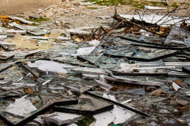 Kherson City 'deki topçu birliğinin hasar verdiği binanın dibinde enkaz var. Kherson şehri sürekli olarak Rus bombardımanı altındadır. Çok az sivil kalmıştır ve tüm işletmeler kapanmıştır. Binalar sivil hedeflerdir..