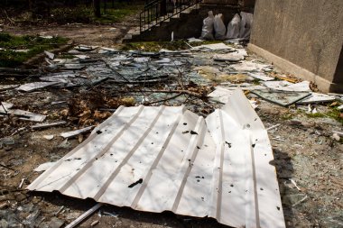 Kherson City 'deki topçu birliğinin hasar verdiği binanın dibinde enkaz var. Kherson şehri sürekli olarak Rus bombardımanı altındadır. Çok az sivil kalmıştır ve tüm işletmeler kapanmıştır. Binalar sivil hedeflerdir..