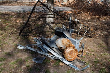 Kherson City 'deki topçu birliğinin hasar verdiği binanın dibinde enkaz var. Kherson şehri sürekli olarak Rus bombardımanı altındadır. Çok az sivil kalmıştır ve tüm işletmeler kapanmıştır. Binalar sivil hedeflerdir..