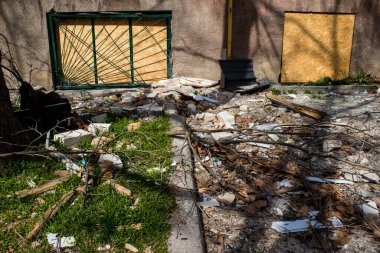 Kherson City 'deki topçu birliğinin hasar verdiği binanın dibinde enkaz var. Kherson şehri sürekli olarak Rus bombardımanı altındadır. Çok az sivil kalmıştır ve tüm işletmeler kapanmıştır. Binalar sivil hedeflerdir..