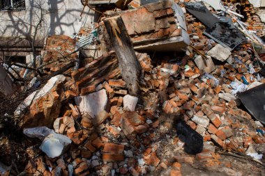 Kherson City 'deki topçu birliğinin hasar verdiği binanın dibinde enkaz var. Kherson şehri sürekli olarak Rus bombardımanı altındadır. Çok az sivil kalmıştır ve tüm işletmeler kapanmıştır. Binalar sivil hedeflerdir..