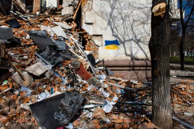 Kherson City 'deki topçu birliğinin hasar verdiği binanın dibinde enkaz var. Kherson şehri sürekli olarak Rus bombardımanı altındadır. Çok az sivil kalmıştır ve tüm işletmeler kapanmıştır. Binalar sivil hedeflerdir..