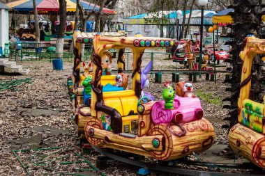 Kherson 'da terk edilmiş bir lunapark olan park, Rus işgalinden sonra kalıcı olarak kapatıldı. Nüfus şehri terk etti çünkü burası bir cephe hattı haline geldi. Bu park bugün bombardımanın kalıcı olduğu bir bölgede.