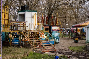 Kherson 'da terk edilmiş bir lunapark olan park, Rus işgalinden sonra kalıcı olarak kapatıldı. Nüfus şehri terk etti çünkü burası bir cephe hattı haline geldi. Bu park bugün bombardımanın kalıcı olduğu bir bölgede.