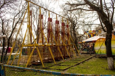 Kherson 'da terk edilmiş bir lunapark olan park, Rus işgalinden sonra kalıcı olarak kapatıldı. Nüfus şehri terk etti çünkü burası bir cephe hattı haline geldi. Bu park bugün bombardımanın kalıcı olduğu bir bölgede.
