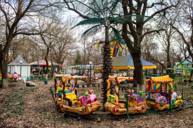 Kherson 'da terk edilmiş bir lunapark olan park, Rus işgalinden sonra kalıcı olarak kapatıldı. Nüfus şehri terk etti çünkü burası bir cephe hattı haline geldi. Bu park bugün bombardımanın kalıcı olduğu bir bölgede.