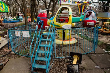 Kherson 'da terk edilmiş bir lunapark olan park, Rus işgalinden sonra kalıcı olarak kapatıldı. Nüfus şehri terk etti çünkü burası bir cephe hattı haline geldi. Bu park bugün bombardımanın kalıcı olduğu bir bölgede.