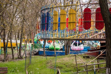Kherson 'da terk edilmiş bir lunapark olan park, Rus işgalinden sonra kalıcı olarak kapatıldı. Nüfus şehri terk etti çünkü burası bir cephe hattı haline geldi. Bu park bugün bombardımanın kalıcı olduğu bir bölgede.