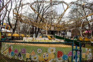 Kherson 'da terk edilmiş bir lunapark olan park, Rus işgalinden sonra kalıcı olarak kapatıldı. Nüfus şehri terk etti çünkü burası bir cephe hattı haline geldi. Bu park bugün bombardımanın kalıcı olduğu bir bölgede.