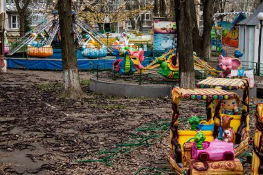 Kherson 'da terk edilmiş bir lunapark olan park, Rus işgalinden sonra kalıcı olarak kapatıldı. Nüfus şehri terk etti çünkü burası bir cephe hattı haline geldi. Bu park bugün bombardımanın kalıcı olduğu bir bölgede.