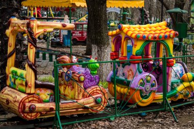 Kherson 'da terk edilmiş bir lunapark olan park, Rus işgalinden sonra kalıcı olarak kapatıldı. Nüfus şehri terk etti çünkü burası bir cephe hattı haline geldi. Bu park bugün bombardımanın kalıcı olduğu bir bölgede.