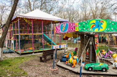 Kherson 'da terk edilmiş bir lunapark olan park, Rus işgalinden sonra kalıcı olarak kapatıldı. Nüfus şehri terk etti çünkü burası bir cephe hattı haline geldi. Bu park bugün bombardımanın kalıcı olduğu bir bölgede.