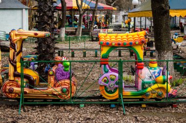 Kherson 'da terk edilmiş bir lunapark olan park, Rus işgalinden sonra kalıcı olarak kapatıldı. Nüfus şehri terk etti çünkü burası bir cephe hattı haline geldi. Bu park bugün bombardımanın kalıcı olduğu bir bölgede.