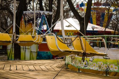 Kherson 'da terk edilmiş bir lunapark olan park, Rus işgalinden sonra kalıcı olarak kapatıldı. Nüfus şehri terk etti çünkü burası bir cephe hattı haline geldi. Bu park bugün bombardımanın kalıcı olduğu bir bölgede.