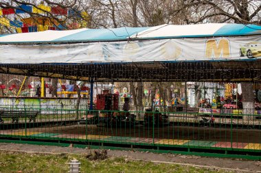 Kherson 'da terk edilmiş bir lunapark olan park, Rus işgalinden sonra kalıcı olarak kapatıldı. Nüfus şehri terk etti çünkü burası bir cephe hattı haline geldi. Bu park bugün bombardımanın kalıcı olduğu bir bölgede.