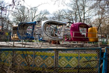 Kherson 'da terk edilmiş bir lunapark olan park, Rus işgalinden sonra kalıcı olarak kapatıldı. Nüfus şehri terk etti çünkü burası bir cephe hattı haline geldi. Bu park bugün bombardımanın kalıcı olduğu bir bölgede.