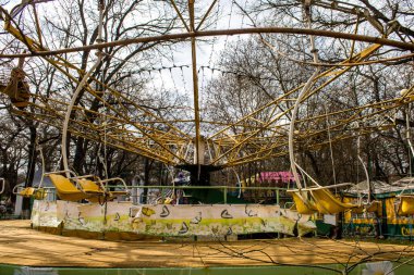 Kherson 'da terk edilmiş bir lunapark olan park, Rus işgalinden sonra kalıcı olarak kapatıldı. Nüfus şehri terk etti çünkü burası bir cephe hattı haline geldi. Bu park bugün bombardımanın kalıcı olduğu bir bölgede.