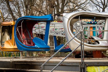 Kherson 'da terk edilmiş bir lunapark olan park, Rus işgalinden sonra kalıcı olarak kapatıldı. Nüfus şehri terk etti çünkü burası bir cephe hattı haline geldi. Bu park bugün bombardımanın kalıcı olduğu bir bölgede.