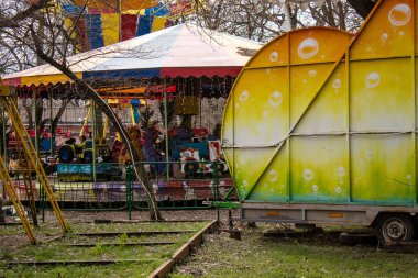 Kherson 'da terk edilmiş bir lunapark olan park, Rus işgalinden sonra kalıcı olarak kapatıldı. Nüfus şehri terk etti çünkü burası bir cephe hattı haline geldi. Bu park bugün bombardımanın kalıcı olduğu bir bölgede.
