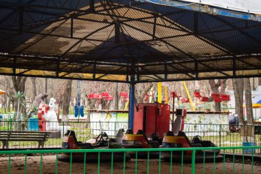 Kherson 'da terk edilmiş bir lunapark olan park, Rus işgalinden sonra kalıcı olarak kapatıldı. Nüfus şehri terk etti çünkü burası bir cephe hattı haline geldi. Bu park bugün bombardımanın kalıcı olduğu bir bölgede.