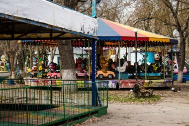 Kherson 'da terk edilmiş bir lunapark olan park, Rus işgalinden sonra kalıcı olarak kapatıldı. Nüfus şehri terk etti çünkü burası bir cephe hattı haline geldi. Bu park bugün bombardımanın kalıcı olduğu bir bölgede.