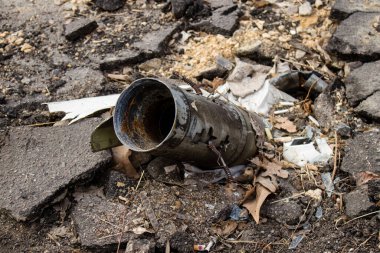 Ukrayna 'nın Kherson caddesinde patlamamış roket - 23 Mart 2023 Kherson ana caddesine isabet eden patlamamış roket. Şehir sürekli olarak Rus bombardımanı altında..