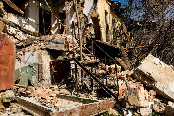 Kherson City 'deki topçu ateşinden hasar görmüş. Kherson şehri sürekli olarak Rus bombardımanı altındadır. Çok az sivil kalmıştır ve tüm işletmeler kapanmıştır. Binalar sivil hedeflerdir.