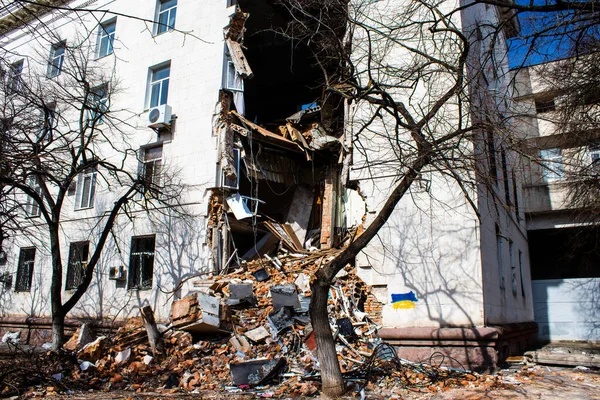 Kherson City 'deki topçu ateşinden hasar görmüş. Kherson şehri sürekli olarak Rus bombardımanı altındadır. Çok az sivil kalmıştır ve tüm işletmeler kapanmıştır. Binalar sivil hedeflerdir.