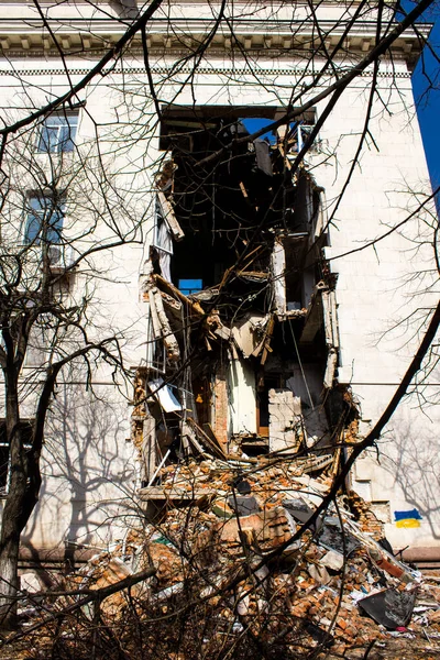 stock image Building damage by artillery in Kherson city. The city of Kherson is constantly under Russian bombardment, there are very few civilians left and all the businesses are closed. Buildings are civilian targets