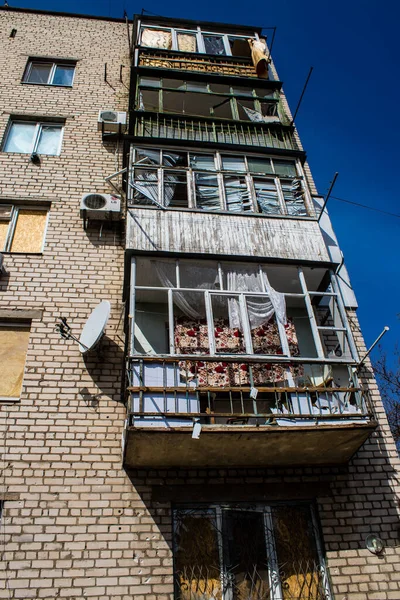 Kherson市的建筑被炮击损坏 赫尔松市不断受到俄罗斯的轰炸 平民所剩无几 所有的商店都关闭了 建筑物是民用目标 — 图库照片