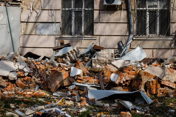 肯森市一座建筑脚下的瓦砾被炮弹炸坏了 赫尔松市不断受到俄罗斯的轰炸 平民所剩无几 所有的商店都关闭了 建筑物是民用目标 — 图库照片