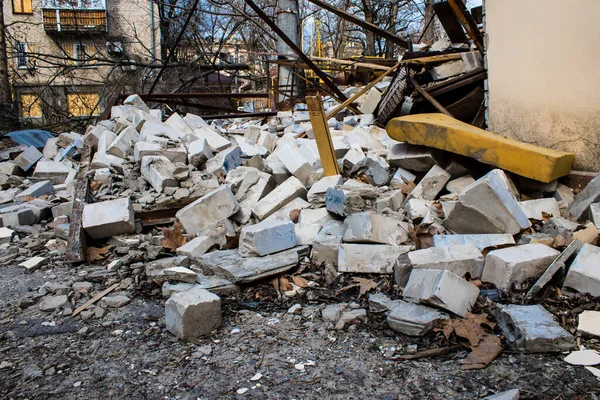 Detriti Piedi Edificio Danneggiati Dall Artiglieria Nella Città Kherson Città — Foto Stock