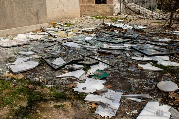 Kherson City 'deki topçu birliğinin hasar verdiği binanın dibinde enkaz var. Kherson şehri sürekli olarak Rus bombardımanı altındadır. Çok az sivil kalmıştır ve tüm işletmeler kapanmıştır. Binalar sivil hedeflerdir..