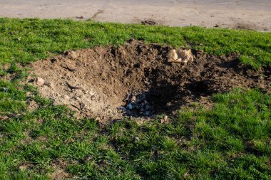 Kherson 'un ana caddesini vuran topçu ateşi. Şehir sürekli olarak Rus bombardımanı altında..