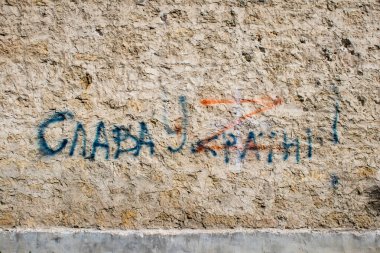 Rus işgali sırasında Kherson şehrinin duvarlarına ve anıtlarına partizanlar tarafından çizilmiş Rus karşıtı Ukraynalı milliyetçi graffiti. Rus birlikleri dokuz aylık bir işgalden sonra Kherson 'dan ayrıldı..