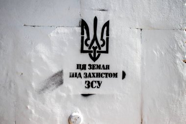 Rus işgali sırasında Kherson şehrinin duvarlarına ve anıtlarına partizanlar tarafından çizilmiş Rus karşıtı Ukraynalı milliyetçi graffiti. Rus birlikleri dokuz aylık bir işgalden sonra Kherson 'dan ayrıldı..