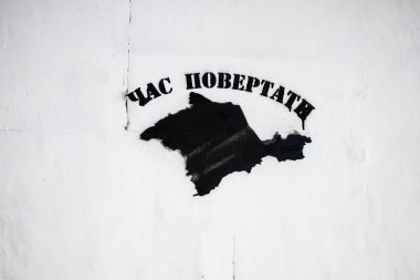 Rus işgali sırasında Kherson şehrinin duvarlarına ve anıtlarına partizanlar tarafından çizilmiş Rus karşıtı Ukraynalı milliyetçi graffiti. Rus birlikleri dokuz aylık bir işgalden sonra Kherson 'dan ayrıldı..