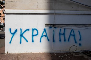 Rus işgali sırasında Kherson şehrinin duvarlarına ve anıtlarına partizanlar tarafından çizilmiş Rus karşıtı Ukraynalı milliyetçi graffiti. Rus birlikleri dokuz aylık bir işgalden sonra Kherson 'dan ayrıldı..