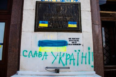 Rus işgali sırasında Kherson şehrinin duvarlarına ve anıtlarına partizanlar tarafından çizilmiş Rus karşıtı Ukraynalı milliyetçi graffiti. Rus birlikleri dokuz aylık bir işgalden sonra Kherson 'dan ayrıldı..