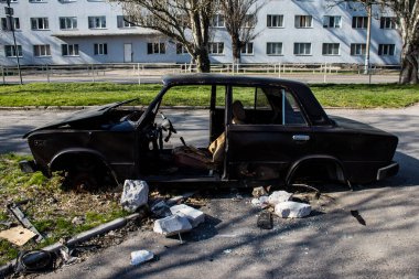 Kherson sokaklarında tamamen yok olmuş bir araba. Rusya 'nın şehri bombalaması devam ediyor ve siviller başlıca hedefler..