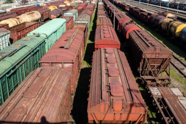 Kherson tren istasyonu. Şehrin boşaltılmasının ardından, yük trenleri hareketsiz hale getirildi ve artık çalışmıyorlar. Artan bombardıman sonrasında sanayi faaliyetleri durma noktasına geldi. Kherson tren istasyonu önemli bir hedef..