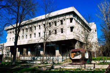 Kherson City 'deki topçu ateşinden hasar görmüş. Kherson şehri sürekli olarak Rus bombardımanı altındadır. Çok az sivil kalmıştır ve tüm işletmeler kapanmıştır. Binalar sivil hedeflerdir.