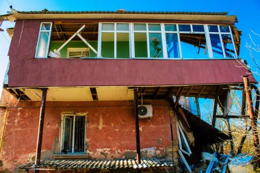 Kherson City 'deki topçu ateşinden hasar görmüş. Kherson şehri sürekli olarak Rus bombardımanı altındadır. Çok az sivil kalmıştır ve tüm işletmeler kapanmıştır. Binalar sivil hedeflerdir.