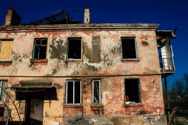 Kherson City 'deki topçu ateşinden hasar görmüş. Kherson şehri sürekli olarak Rus bombardımanı altındadır. Çok az sivil kalmıştır ve tüm işletmeler kapanmıştır. Binalar sivil hedeflerdir.