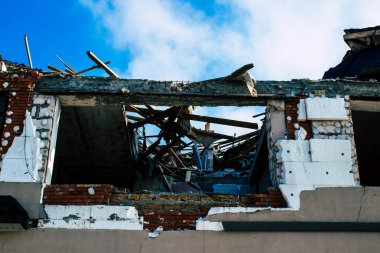Kherson City 'deki topçu ateşinden hasar görmüş. Kherson şehri sürekli olarak Rus bombardımanı altındadır. Çok az sivil kalmıştır ve tüm işletmeler kapanmıştır. Binalar sivil hedeflerdir.