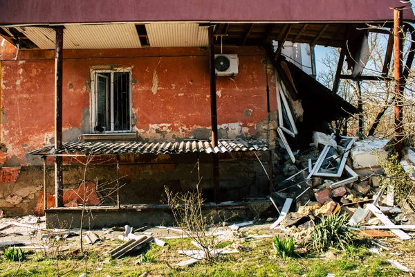 Kherson City 'deki topçu ateşinden hasar görmüş. Kherson şehri sürekli olarak Rus bombardımanı altındadır. Çok az sivil kalmıştır ve tüm işletmeler kapanmıştır. Binalar sivil hedeflerdir.