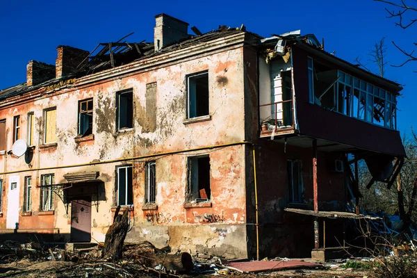 カーソン市の砲兵隊による被害を受けた ヘルソン市は常にロシアのシールの下にあり 非常に少数の民間人が残っており すべての事業が閉鎖されています 建物は民間の目標です — ストック写真